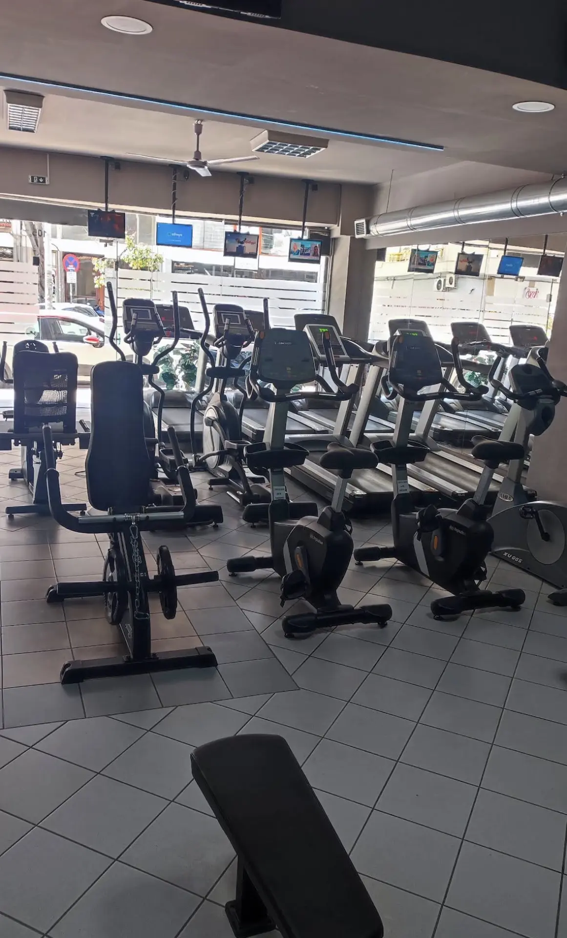 Ο χώρος αερόβιας άσκησης με διαδρόμους, ελλειπτικά και ποδήλατα